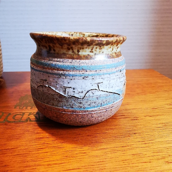 Small Striped Speckled Pottery Vase Etched with House Hills and Birds in Flight - Picture 5 of 16